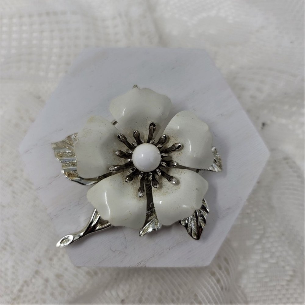 1970 Sarah Coventry Dogwood Flower Brooch